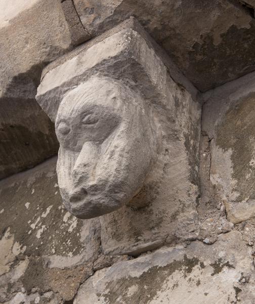 Vue extérieure : mur gouttereau nord, 9e modillon (d'est en ouest).