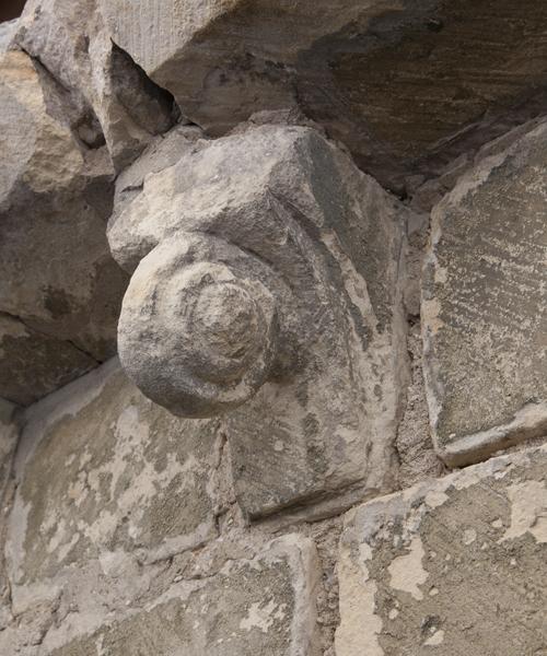 Vue extérieure : mur gouttereau nord, 10e modillon (d'est en ouest).