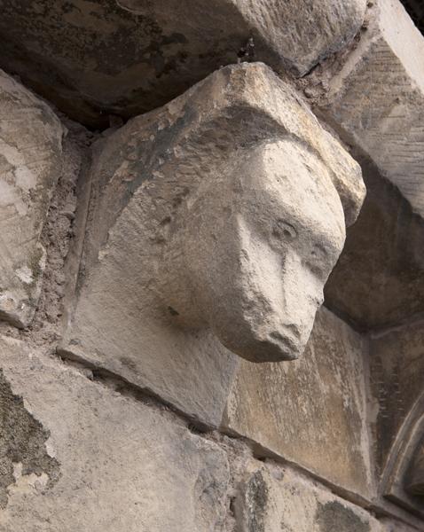 Vue extérieure : mur gouttereau nord, 13e modillon (d'est en ouest).