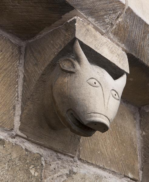 Vue extérieure : mur gouttereau nord, 18e modillon (d'est en ouest).