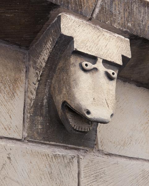 Vue extérieure : mur gouttereau nord, 24e modillon à tête d'animal (d'est en ouest).