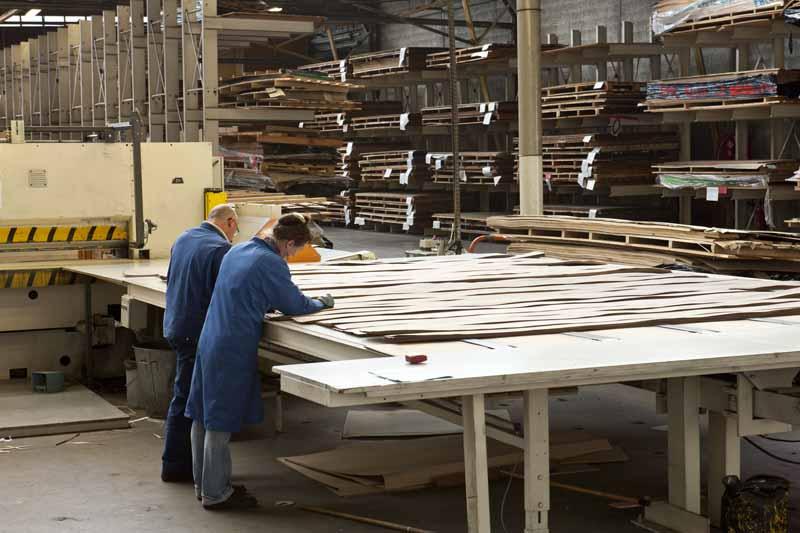 Marquage des lamelles de placage.