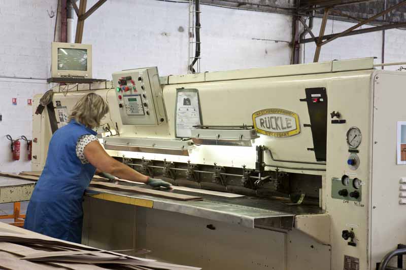 Introduction des lamelles dans la colleuse de marque Rückle.