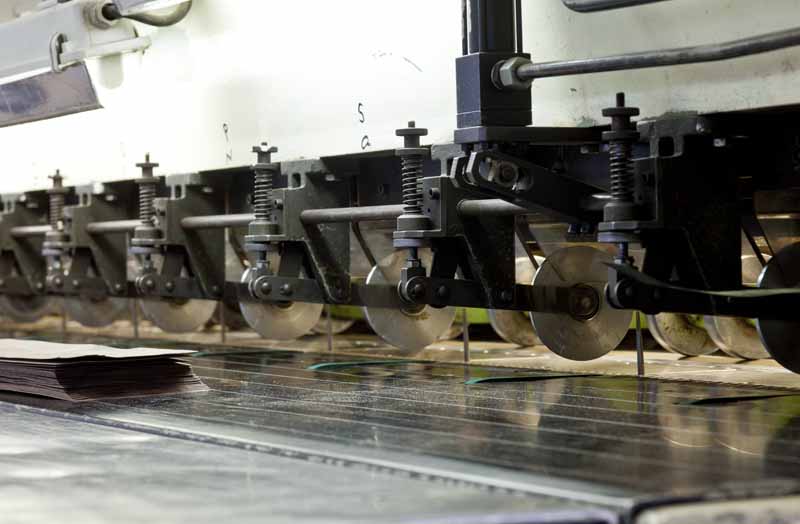 Jointeuse de marque Rückle, détail des rouleaux d'entraînement.