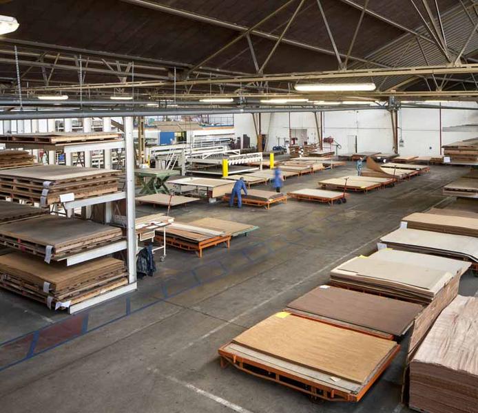 Stockage temporaire des feuilles de placage.