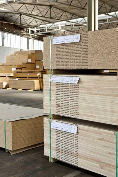 Magasin industriel, stockage des lamelles assemblées contrecollées sur support.