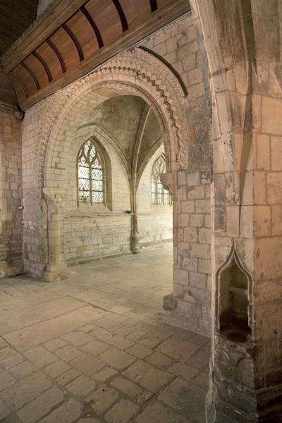 Vue intérieure de la nef et du choeur depuis la chapelle sud.