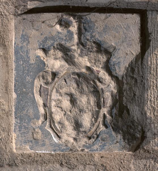 Vue intérieure, mur gouttereau sud (sous la baie n° 7) : cartouche autrefois armorié.