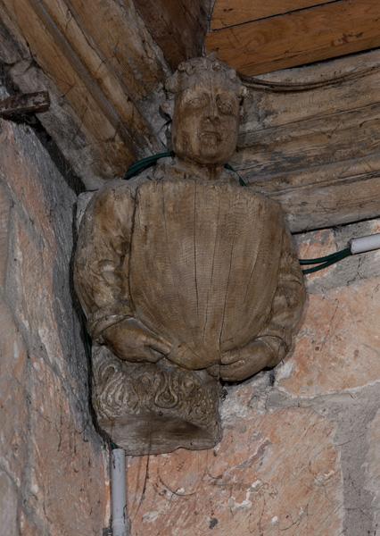 Vue intérieure, mur gouttereau nord, entre le choeur et la nef : buste en bois sous la charpente.