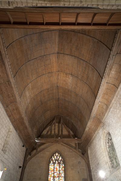 Vue intérieure de la charpente et du plafond vers la nef.