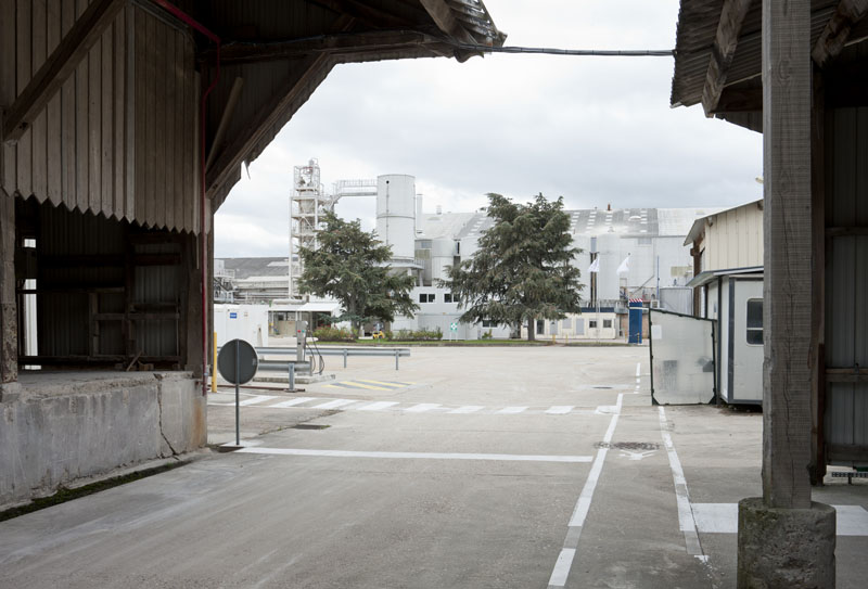 Atelier de fabrication (tamis moléculaires) vu du nord et vue partielle de l'ancien atelier des bentonites sur la gauche.