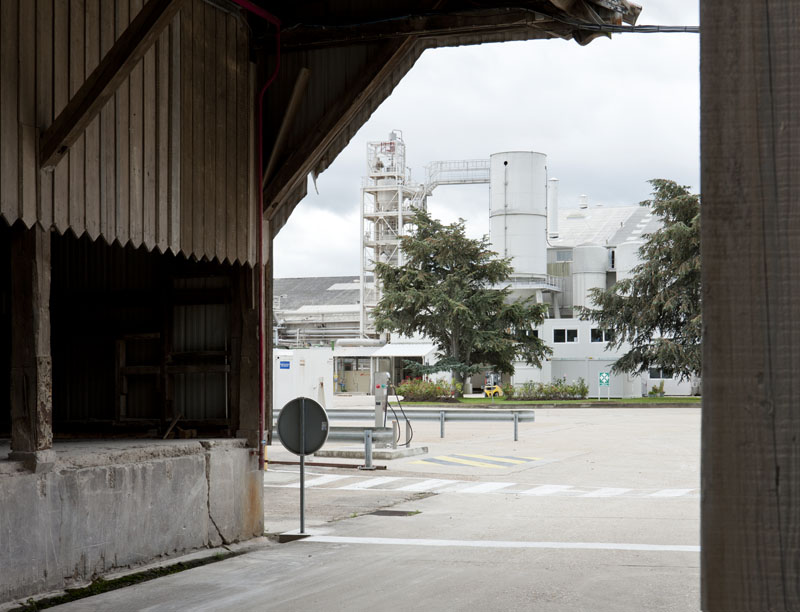 Atelier de fabrication (tamis moléculaires) vu du nord et vue partielle de l'ancien atelier des bentonites sur la gauche.