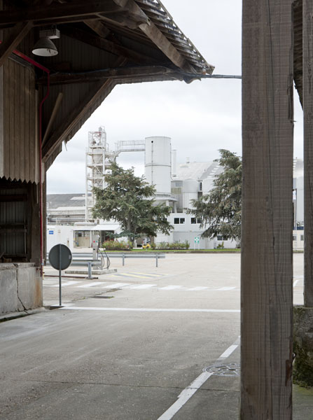 Atelier de fabrication (tamis moléculaires) vu du nord et vue partielle de l'ancien atelier des bentonites sur la gauche.