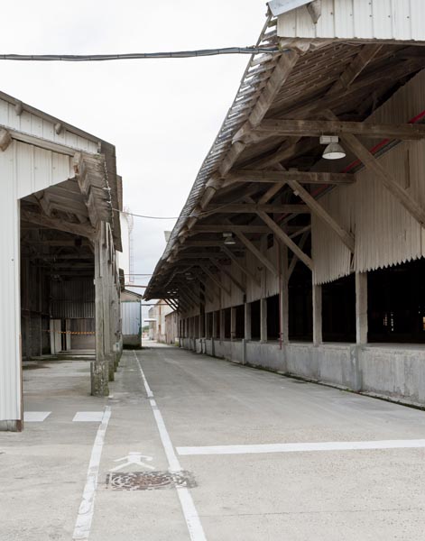 Atelier de fabrication (bentonites) vu du sud et vue partielle de l'atelier des perlites sur la gauche.