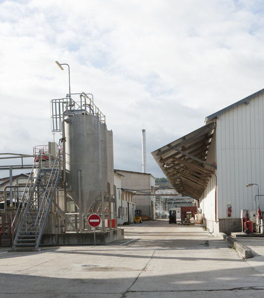 Vue partielle du magasin industriel (1) (à droite) et des ateliers de maintenance, pris du nord-est.