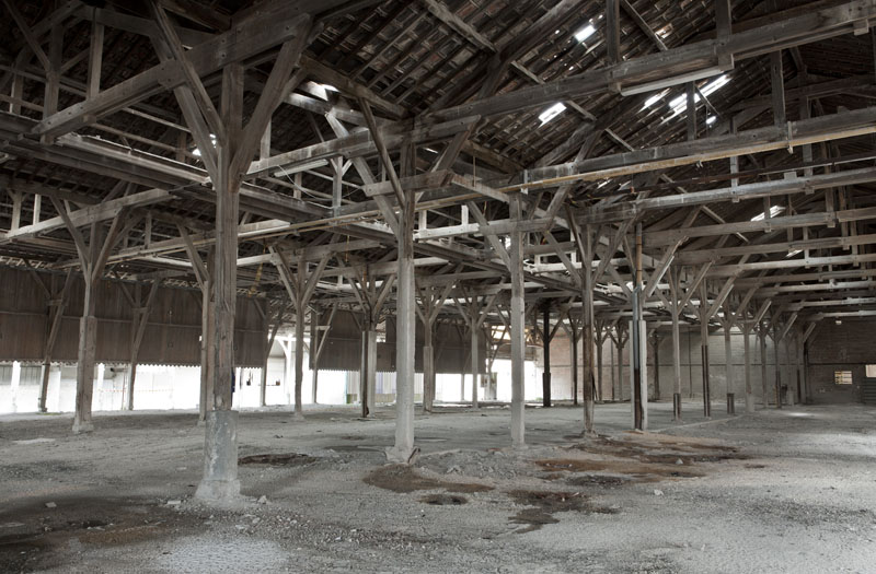 Vue intérieure de l'atelier de fabrication des des bentonites.