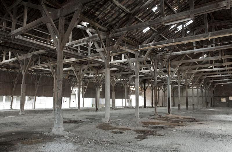 Vue intérieure de l'atelier de fabrication des des bentonites.