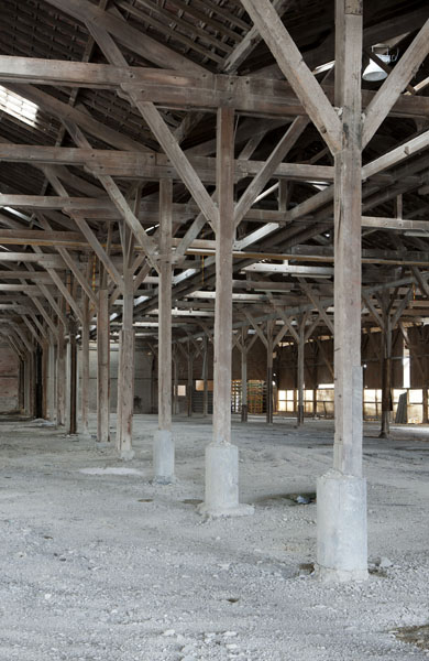 Vue intérieure de l'atelier de fabrication des des bentonites.