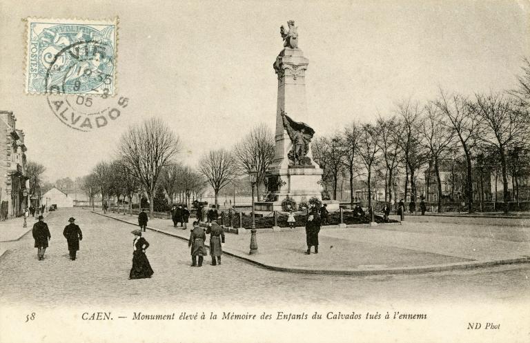 58 CAEN. - Monument élevé à la Mémoire des Enfants du Calvados tués à l'ennemi. Carte postale, [début XXe siècle]. (Collection particulière).