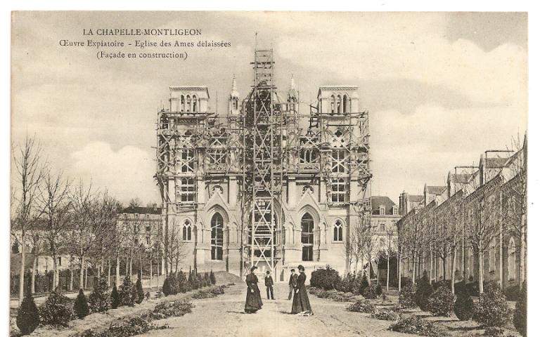 LA cHAPELLE-MONTILIGEON - Oeuvre Expiatoire - Eglise des Ames délaissées (Façade en construction) [élévation ouest, construction des tours-clochers].- Carte postale, vers 1907-1909.