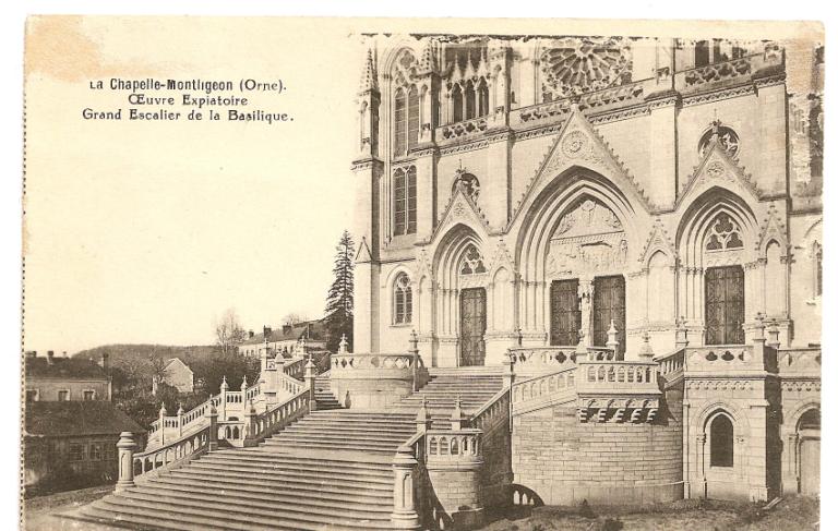 La Chapelle-Montligeon - Oeuvre expiatoire. Grand Escalier de la basilique [portail et escalier monumental].- Carte postale, vers 1915.