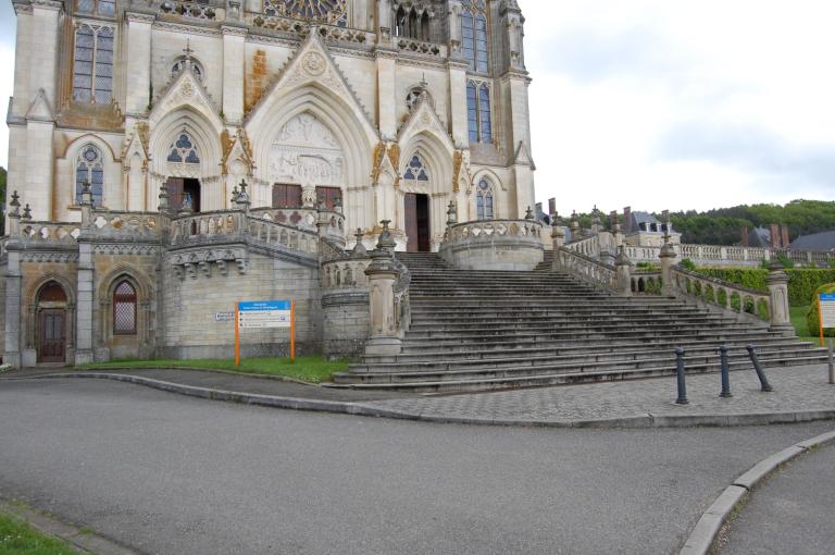 Escalier monumental à l'est de l'édifice.