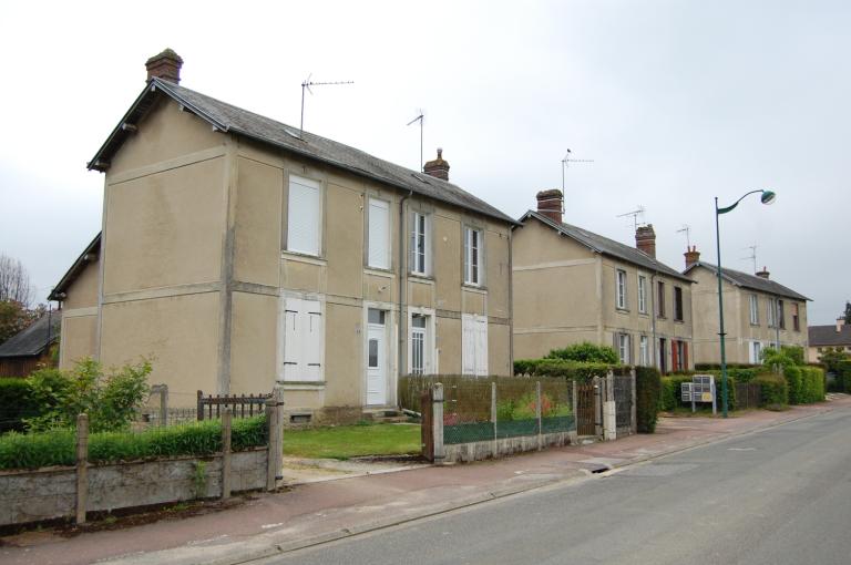 Ensemble de 3 maisons jumelées d'employés de l'imprimerie. ; Vue d'ensemble des trois maisons jumelées depuis le nord-est.