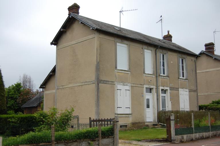 Vue générale d'une des trois maisons depuis le nord-est.
