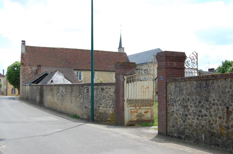Vue d'ensemble du presbytère et jardin clos et du portail depuis le nord-est.