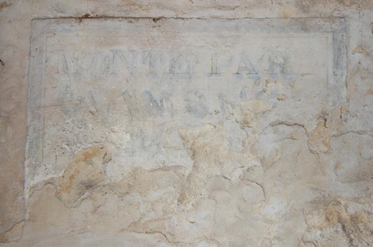 Intérieur, partie atelier, détail de l'inscription sur l'enduit.