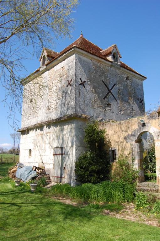 Colombier de la métairie du Bourgis. ; Colombier, vue générale depuis le sud.