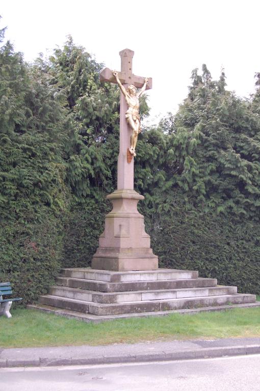 Le Calvaire, croix monumentale. ; Vue générale depuis le nord.