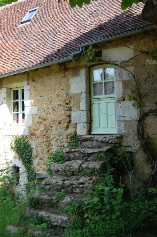 Ferme 4, escalier et porte du logis.