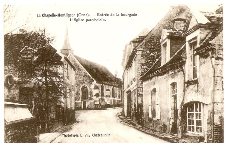 La Chapelle-Montligeon (Orne).- Entrée de la bourgade. L'église paroissiale [vue depuis l'ouest].- Carte postale, Phototypie L.A., Chateaudun, début 20e siècle.