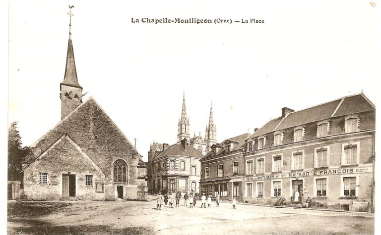 La Chapelle-Montligeon - La Place [de l'Église, vue vers l'ouest].- Carte postale, 1er quart 20e siècle.