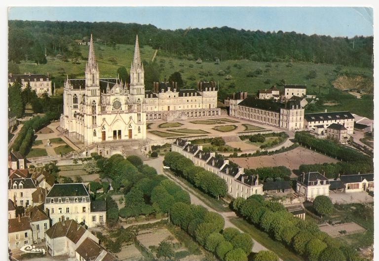 Vue aérienne des bâtiments de l'Oeuvre Expiatoire.- Carte postale, 3e quart 20e siècle.