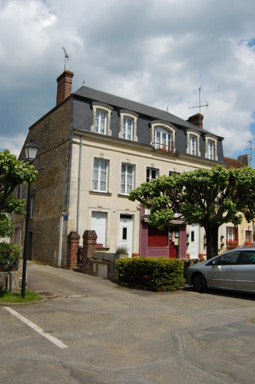 5, 6 place de l'Église (actuelle boulangerie), vue depuis le sud.