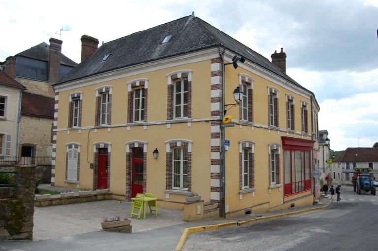 Place de la Mairie et rue Principale, maisons et maisons à boutique.