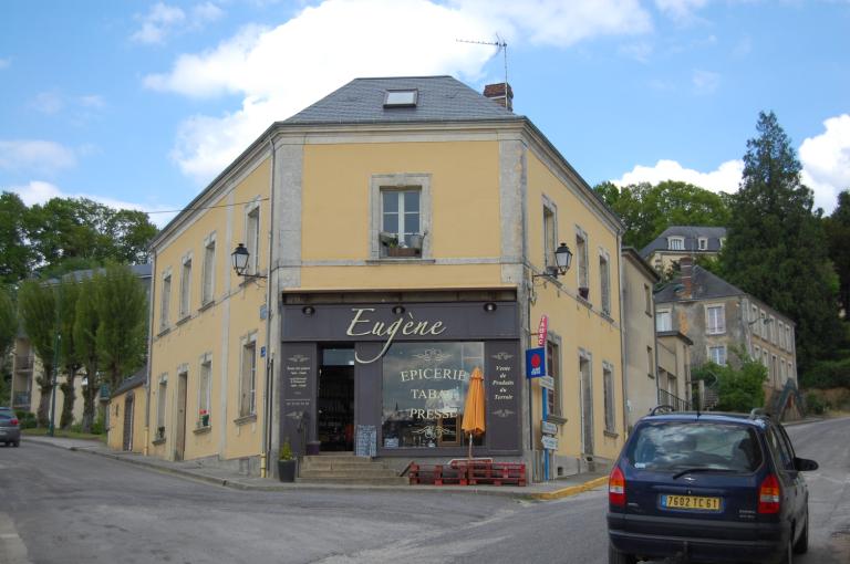 Angle de la rue de la Forêt et de la rue Principale, maisons à boutique.