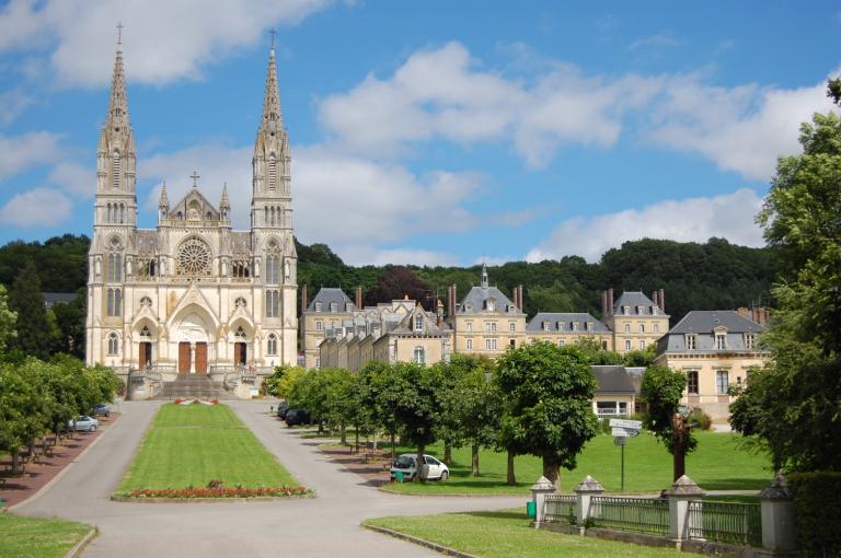Basilique Notre-Dame de Montligeon et les bâtiments du Sanctuaire.