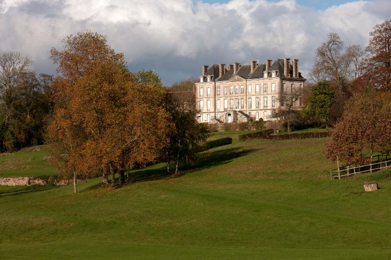 Vue prise du sud depuis les jardins. ; Le château, vue prise du sud depuis les jardins.
