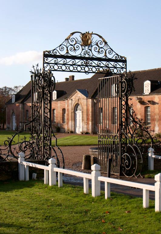 La grille d'entrée ouvrant sur la cour d'honneur et l'écurie ouest, autrefois 'écurie des grands étalons'.