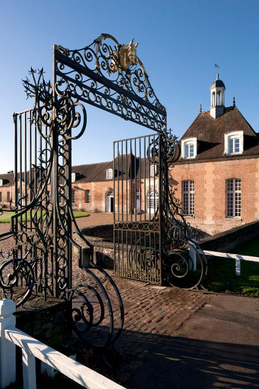La grille d'entrée ouvrant sur la cour d'honneur.