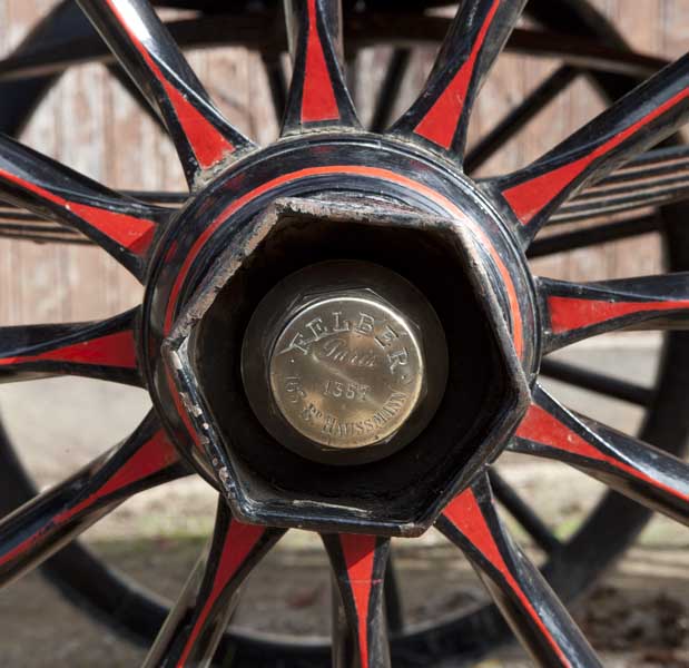 Détail : marque du carrossier sur un chapeau de roue.