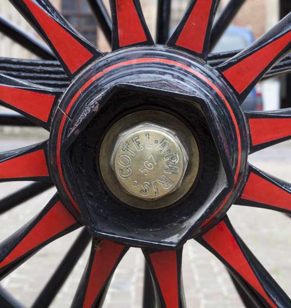 Détail : marque du carrossier sur un chapeau de roue.