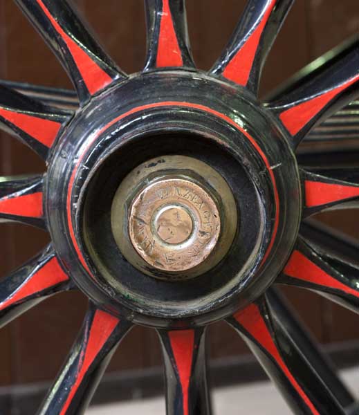 Détail : marque du carrossier sur un chapeau de roue Benzenger fils.