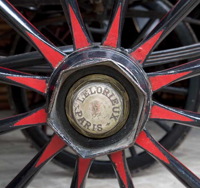 Détail : marque du carrossier Lelorieux Paris gravée sur un chapeau de roue.