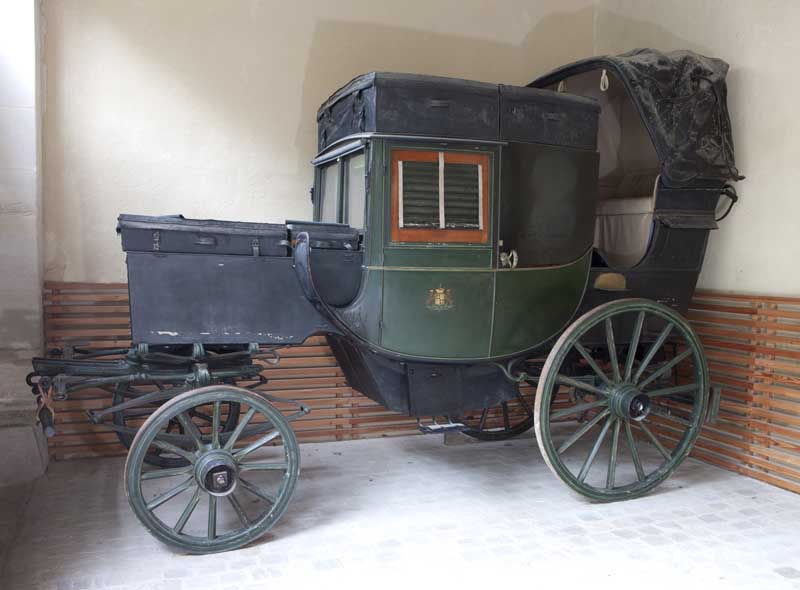 Vue d'ensemble du coupé de voyage du marquis d'Albon, construit par les carrossiers Berlioz et Gouillon à Paris.