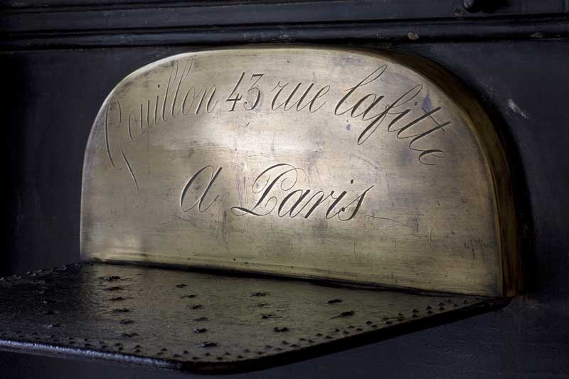 Détail : marque du carrossier Gouillon, 43 rue Lafitte à Paris, gravée sur la contre-marche d'un marchepied du coffre arrière.