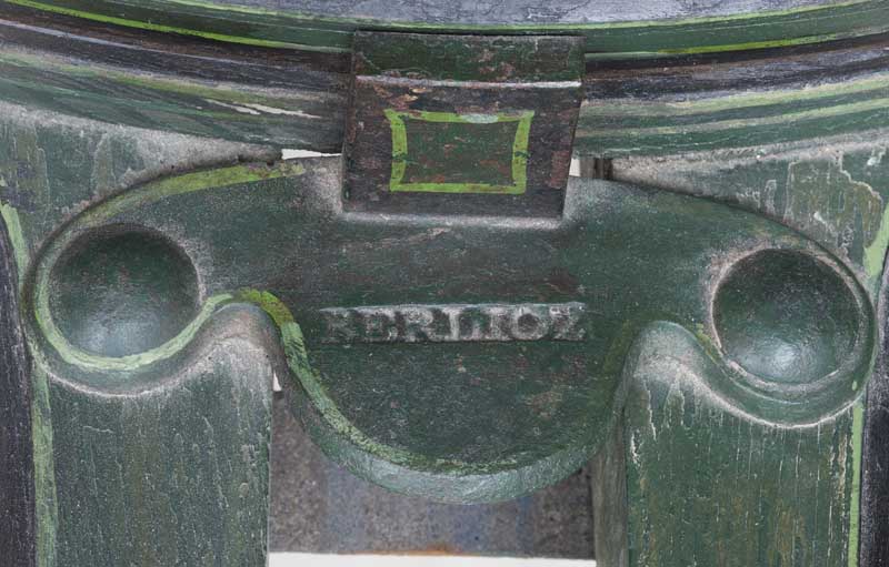Détail d'une pièce métallique de l'avant-train : marque Berlioz.